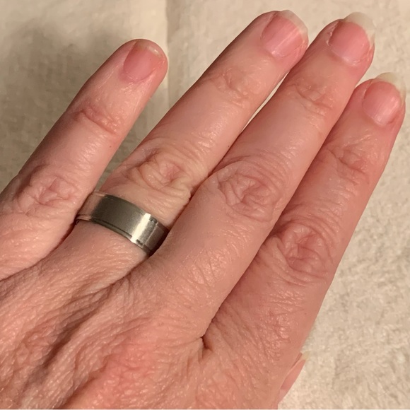Stainless steel band ring size 7.5 NWT - Picture 4 of 5